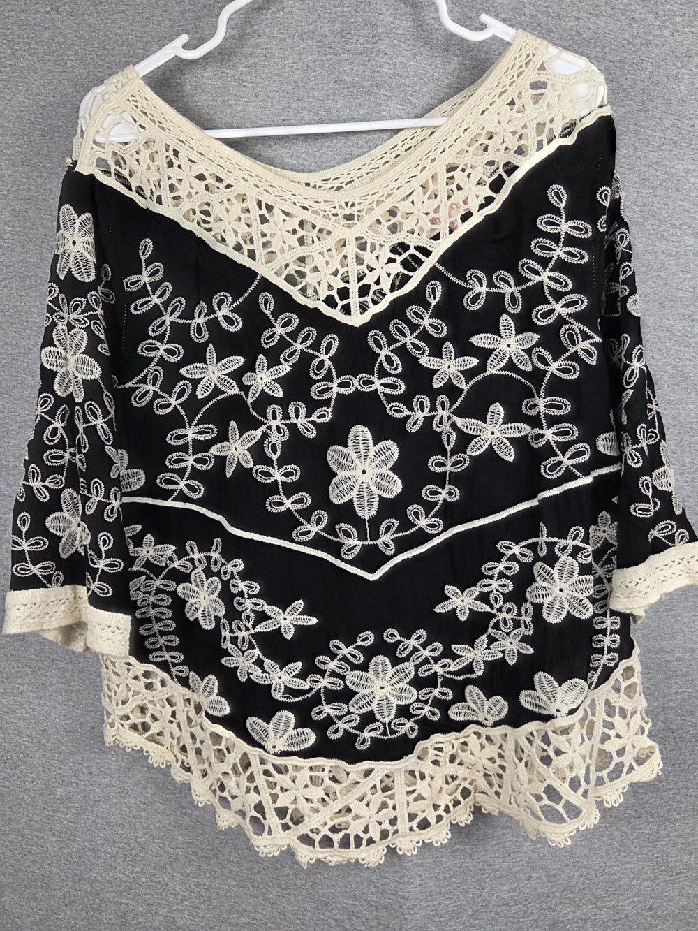 Women's Solitaire Size Large Black Ivory Tunic Floral Embroidered Crochet Blouse